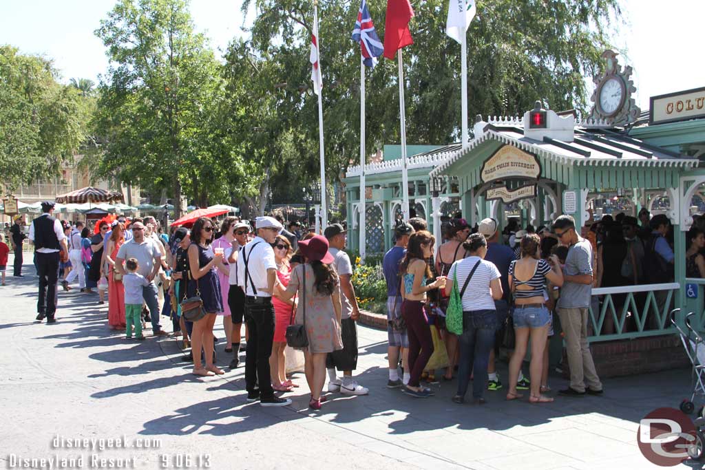 The queue was full and guests stretched back to the pop corn cart.  One of the longest lines I can remember seeing for the Mark Twain.