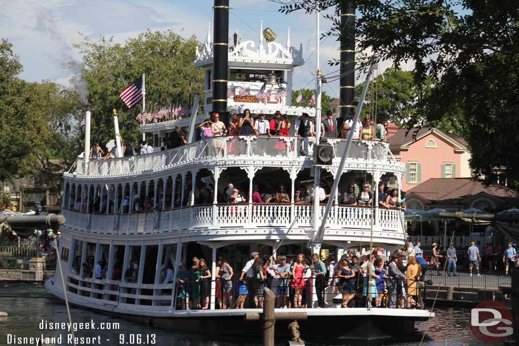 A full Mark Twain making its way around the Rivers of America.