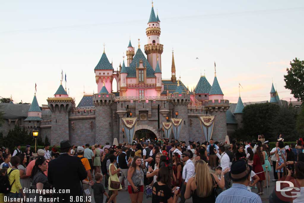 Another large group of Dapper Day guests in front of the Castle this time.