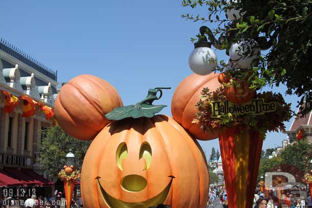 The giant pumpkin has returned to Main Street (I was impatient so had to shoot over some guests who were getting their picture taken.. there were lines on both sides of guests).