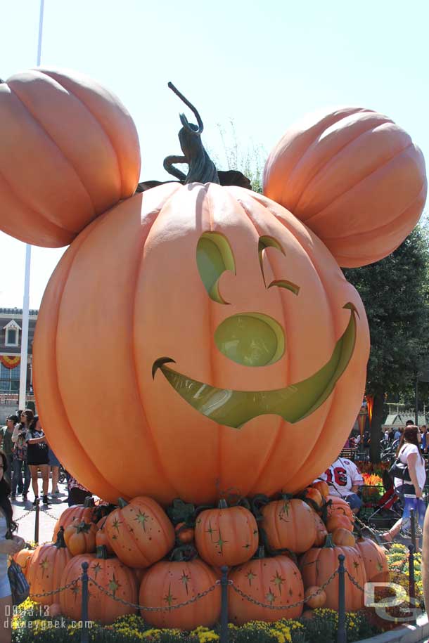 A better picture of the pumpkin on Main Street.