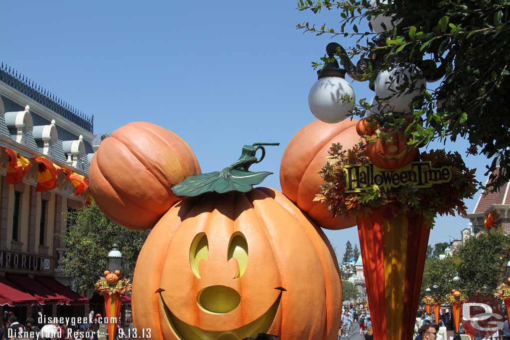 The giant pumpkin has returned to Main Street (I was impatient so had to shoot over some guests who were getting their picture taken.. there were lines on both sides of guests).