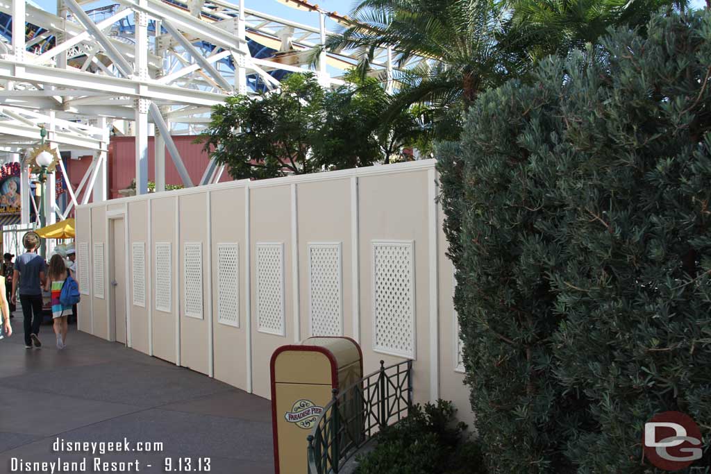 Walls up near the old Maliboomer entrance.. could they be working on the meet and greet?  