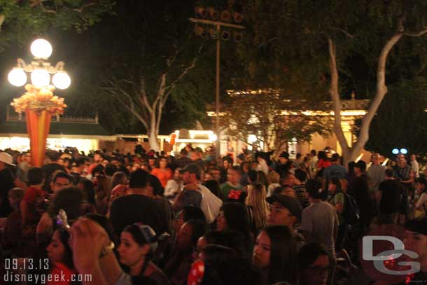 Looking behind me.. a good number of guests filled Town Square to see what was going on.  But once they realized the characters were not dancing many left.