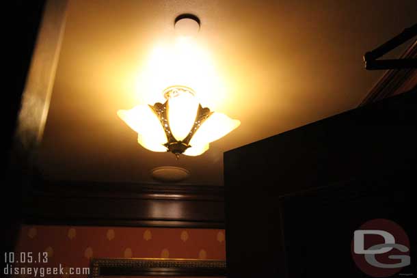 Made a quick peek into the Mens Salon where the light was pointed out.. same fixture that you will see at the Hollywood Tower Hotel.