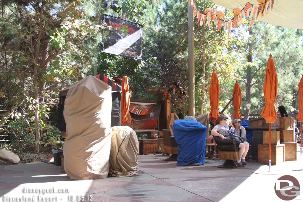 Some guests decided to use the more comfortable Pirates League chairs to enjoy the carnival. 