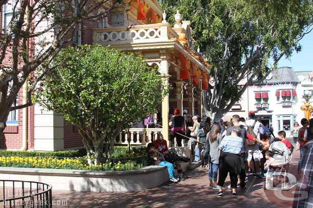This past week a new way of handling guests with disabilities was rolled out at both Disneyland and Walt Disney World.  An extended queue was taped off on the ground at City Hall.   The line did not look much worse than on previous visits.