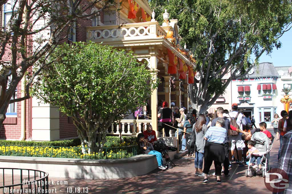 This past week a new way of handling guests with disabilities was rolled out at both Disneyland and Walt Disney World.  An extended queue was taped off on the ground at City Hall.   The line did not look much worse than on previous visits.