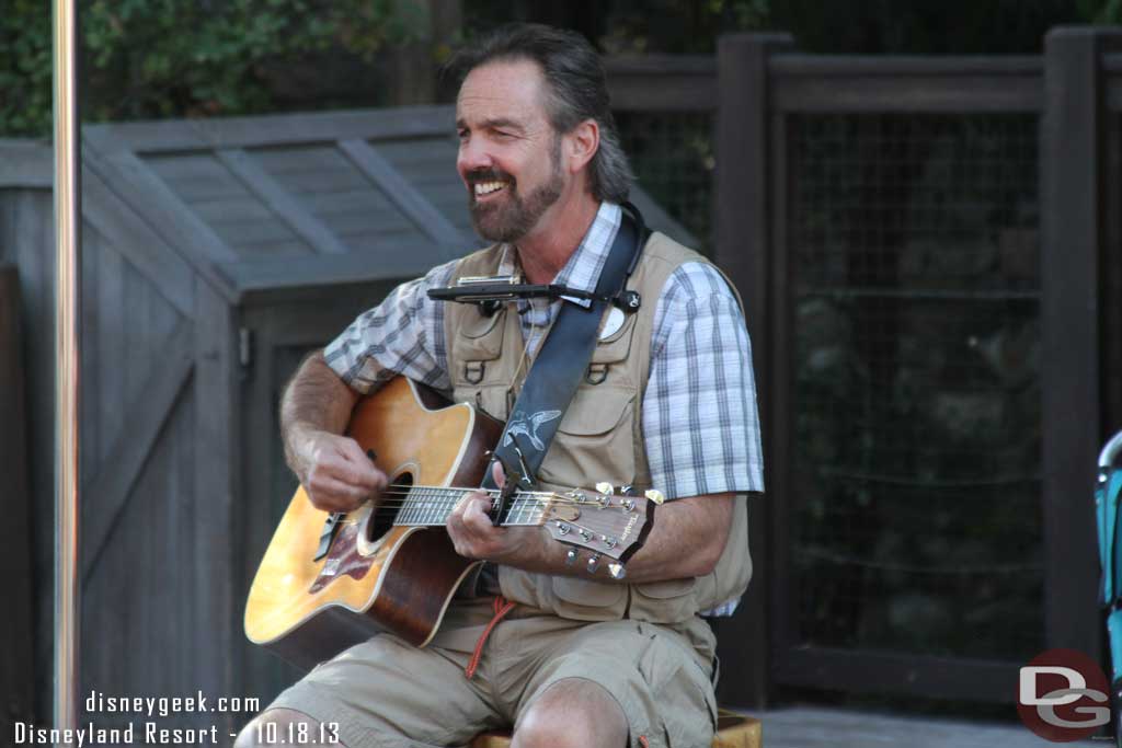 The Happy Camper performing as I strolled by.