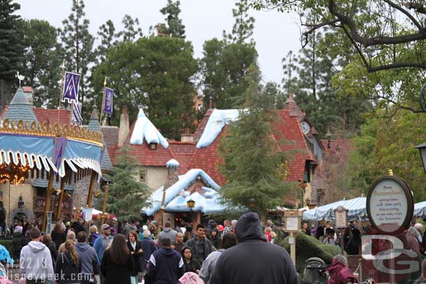 Someone asked me where Olaf was.. here is a long shot.. to the right is Dumbo..left Carrousel, straight ahead Olaf on the roof.