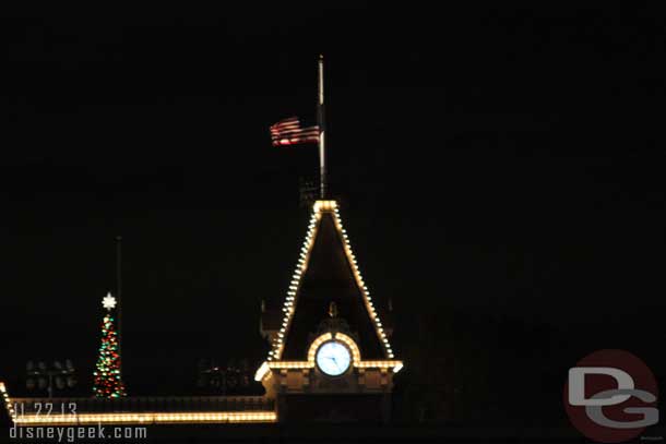 I walked quickly over to Disneyland to catch the snow.. thanks to the wind no fireworks tonight.