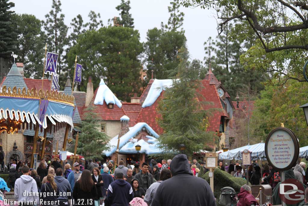 Someone asked me where Olaf was.. here is a long shot.. to the right is Dumbo..left Carrousel, straight ahead Olaf on the roof.