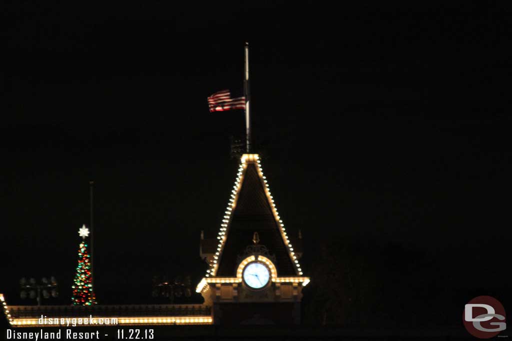 I walked quickly over to Disneyland to catch the snow.. thanks to the wind no fireworks tonight.