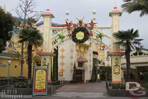 Viva Navidad was all quiet, it does not start until 11am.