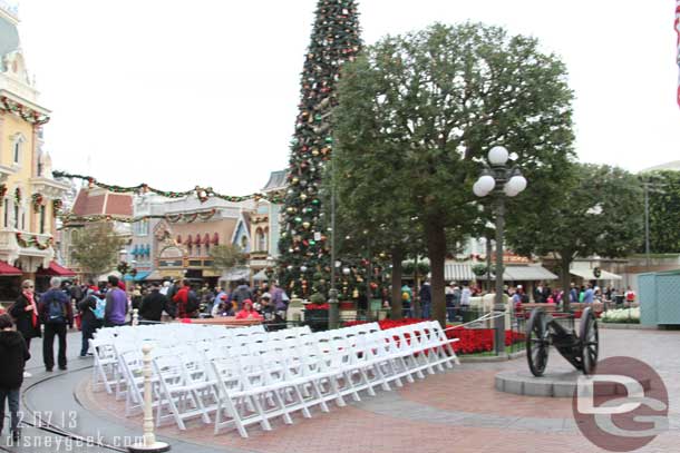 There were guests already waiting on the benches (which were first come first serve).