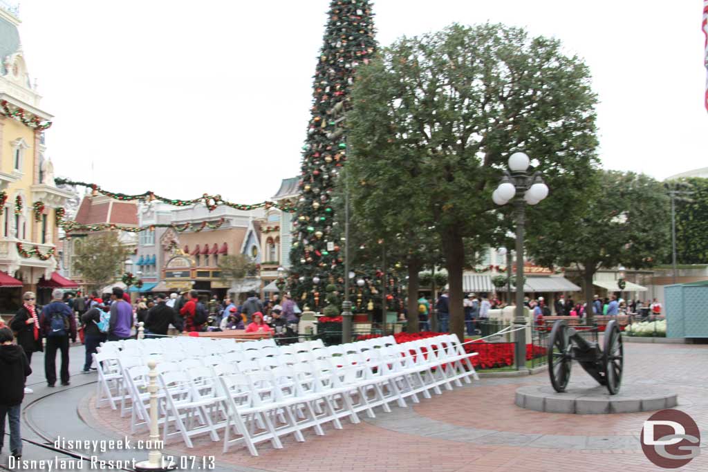 There were guests already waiting on the benches (which were first come first serve).