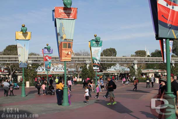 The Esplanade was not too crowded. I did not see any line at Disneyland.