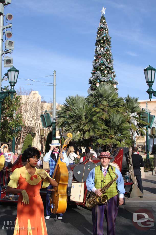 Five and Dime performing in Carthay Circle.  Notice Dime has a new dress, she has had it for several weeks now but this is my first time catching them in a while.