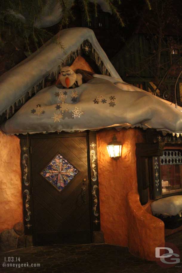 Someone asked me what happens with Olaf at night when the Frozen Royal Reception was closed.  They actually have a sleep sequence for him.  No lighting really, just snoring and some movement.