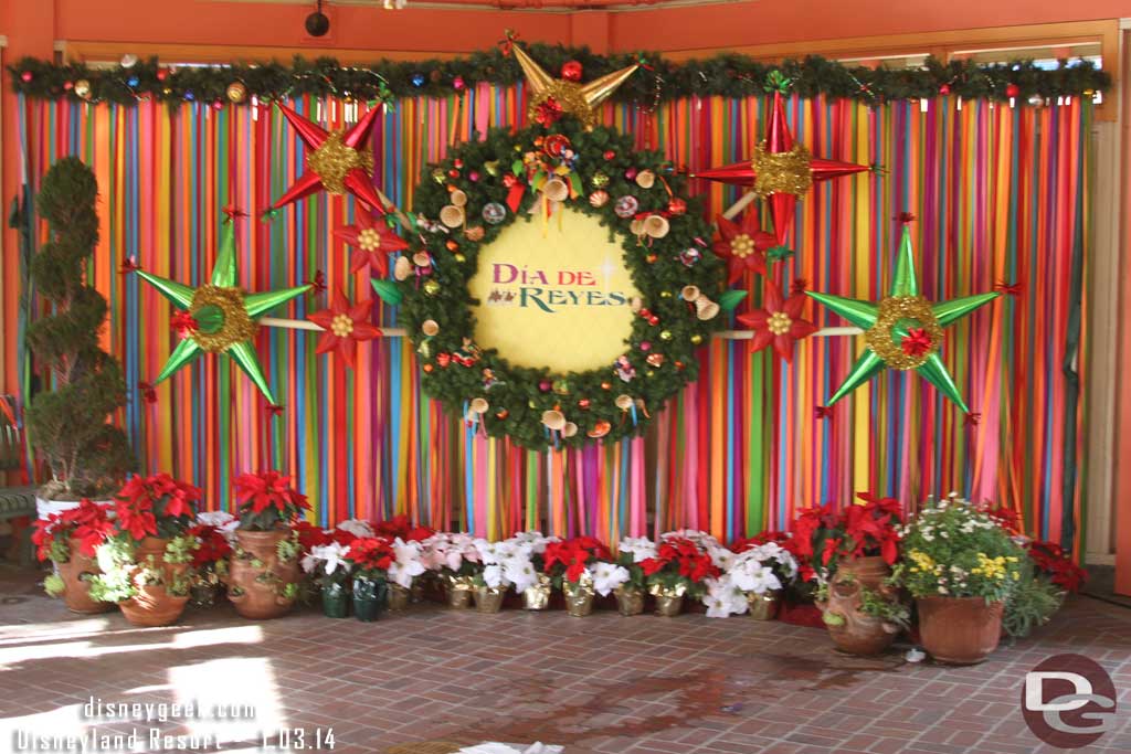 The character photo area received a new sign for the weekend too (the center of the wreath was changed).