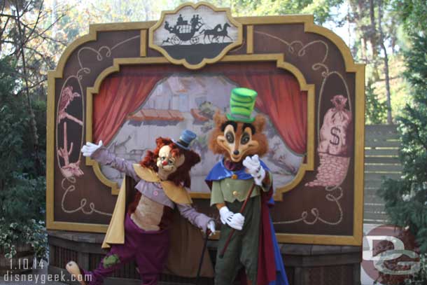 Honest John and Gideon from Pinocchio in the Outlaw area.