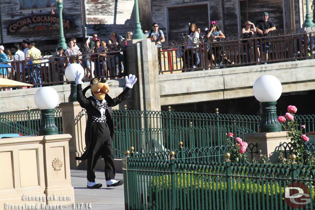 Goofy arriving in Paradise Park to conduct an Instant Concert.