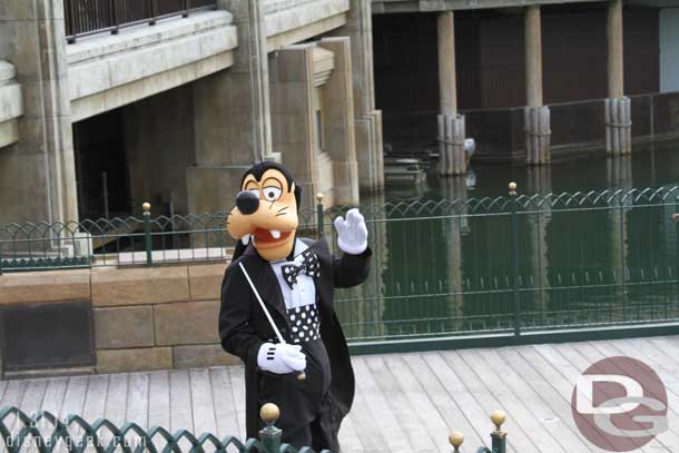 Goofy strolling out to conduct the Instant Concert in Paradise Bay