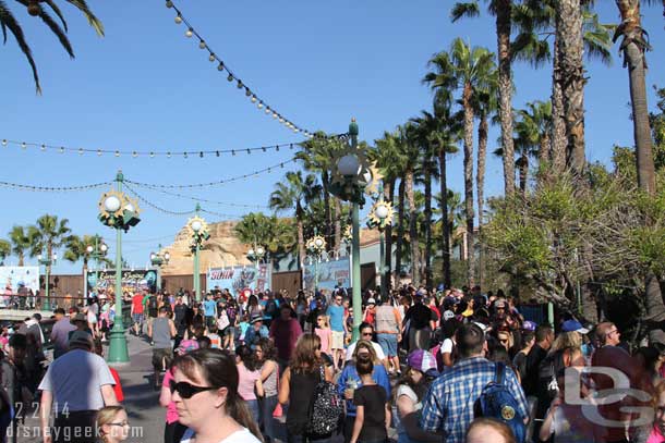 There were a lot of guests on the Pier.  Guessing since the Racers were down.  This mass was near Screamin