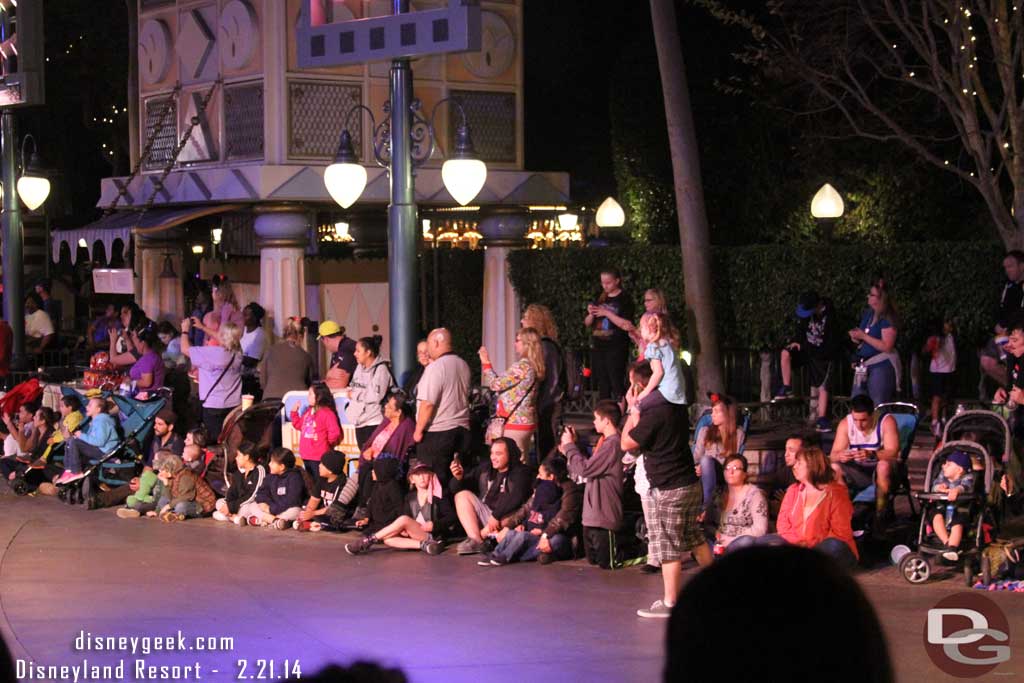 I thought this was amazing.. this guest was standing in front with his child on his shoulders and he was on the phone.  Then between floats he kept walking out into the parade route.  I could not believe a cast member did not go and talk to him at any point.  He did this several times.