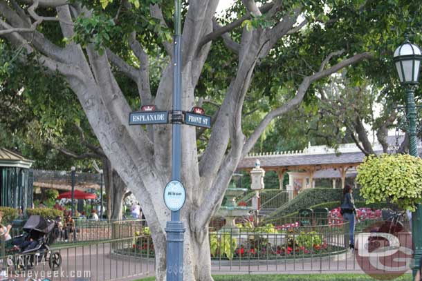 I thought the Kodak picture spot signs were better since they gave you a sample picture..  here is a Nikon one near the Haunted Mansion