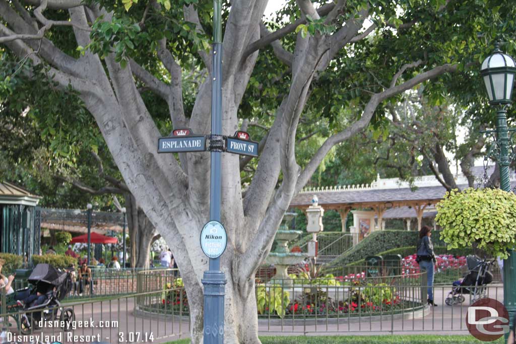 I thought the Kodak picture spot signs were better since they gave you a sample picture..  here is a Nikon one near the Haunted Mansion