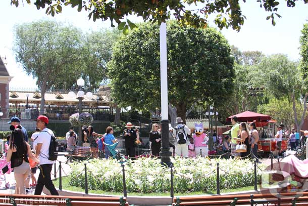 Town Square this afternoon.  Daisy and Goofy were out for pictures.