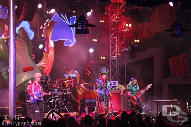 The Mad T Party band performing.