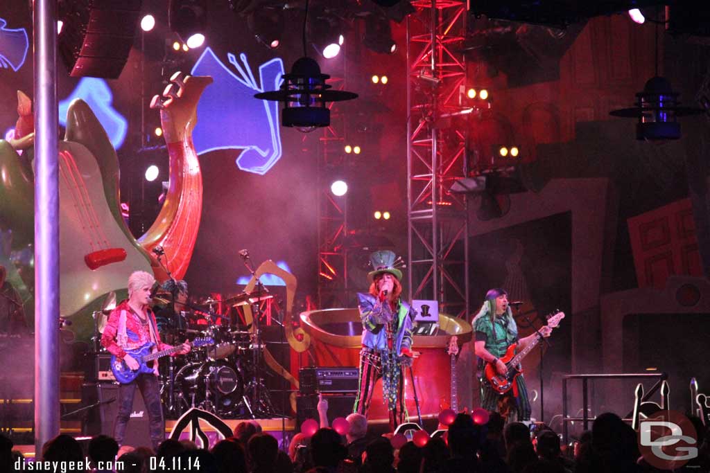 The Mad T Party band performing.