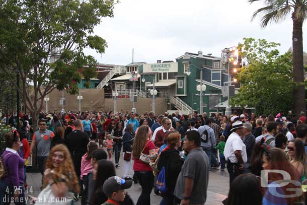 After the parade the usual mob of guests trying to cross paths.