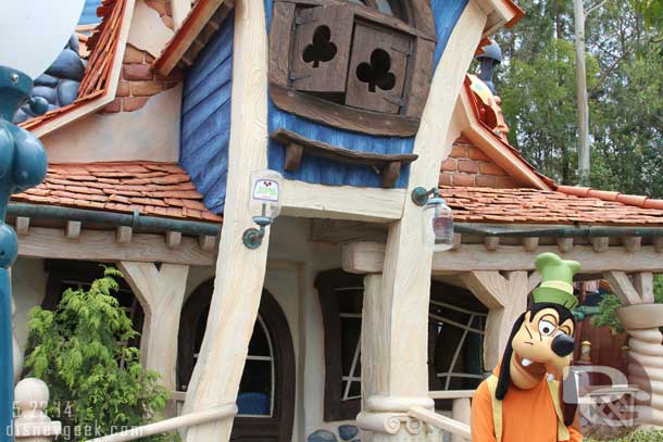 Goofy in front of his house.