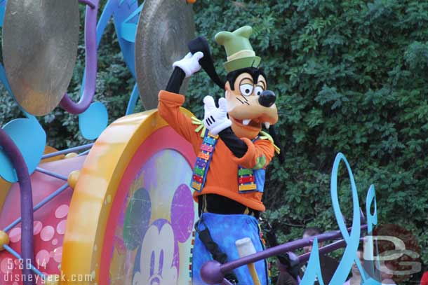 Goofy playing to the crowd who were cheering wildly for him.