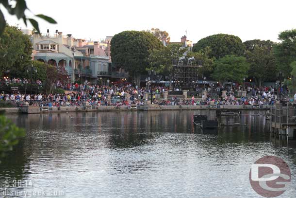 About 80 minutes until showtime and the Rivers of America waterfront has a good crowd for Fantasmic