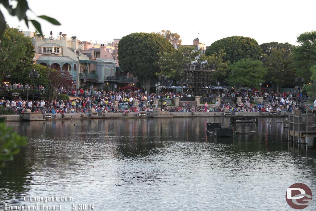 About 80 minutes until showtime and the Rivers of America waterfront has a good crowd for Fantasmic