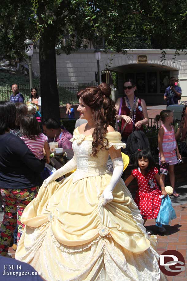 Over at Disneyland Belle was doing her own crowd control, she was setting up her queue and then went to the front to start meeting guests.