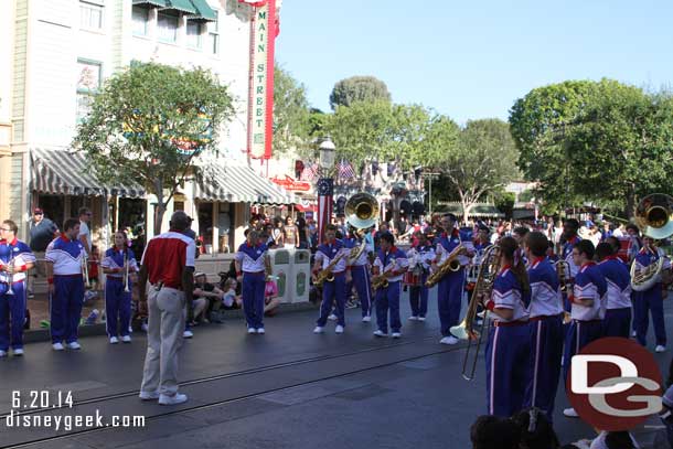 The All-American College Band performs on the parade route at 6:00pm.  This year they stop in a couple locations but there is a lot more movement.  So if you want to watch them you have to keep moving too.