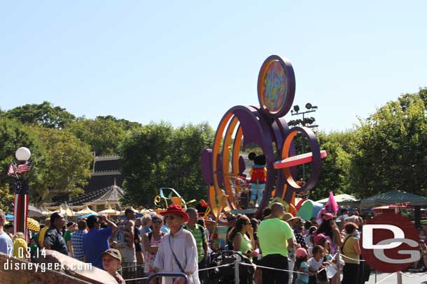 This was odd.. Soundsational was stopped and looks like it had been for a while (I crossed the parade after Aladdin in Fantasyland before heading to Tomorrowland.   