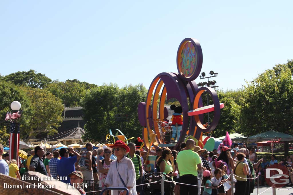 This was odd.. Soundsational was stopped and looks like it had been for a while (I crossed the parade after Aladdin in Fantasyland before heading to Tomorrowland.   