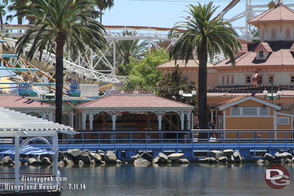 Walls are still up as they continue to work on the wood out on the Pier (I did not hike around today).