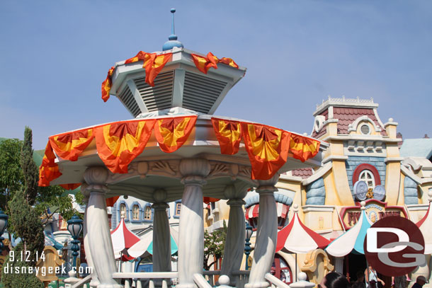 Quick trip out to Toontown.  No real decorations visible beyond this on the gazebo.