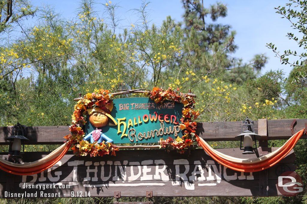 Interesting to note.  This entrance says Big Thunder Ranch Halloween Roundup  (the other says Carnival, I get a picture on the way out).