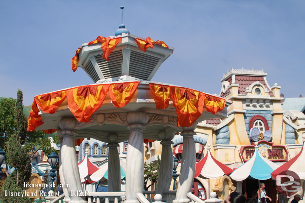 Quick trip out to Toontown.  No real decorations visible beyond this on the gazebo.