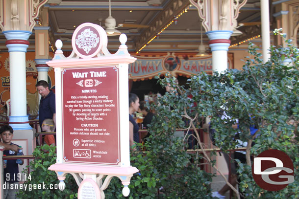 Toy Story Midway Mania was posted at 25 minutes.