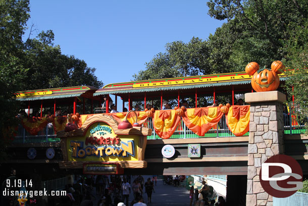 Somehow I did not look up last week.. Some Halloween decorations as you enter Toontown.