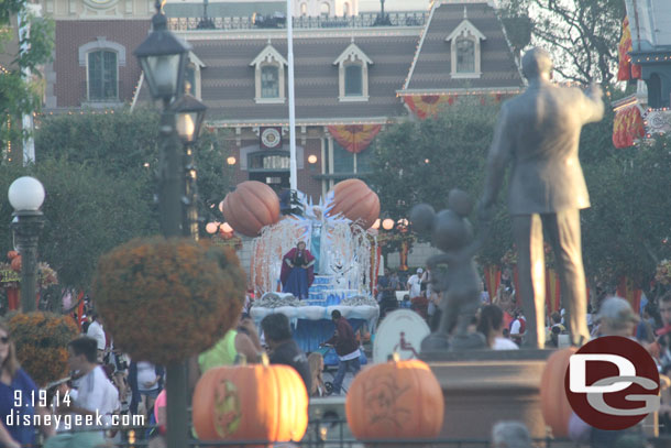 The Frozen pre-parade making its way toward the hub.